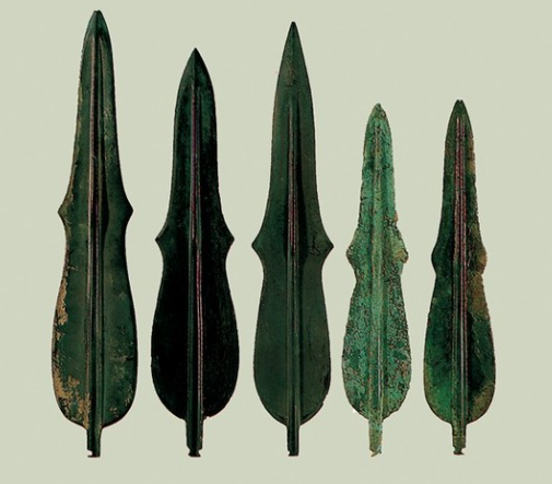 Lute-shaped Bronze Daggers unearthed in the region of ancient Gojoseon
